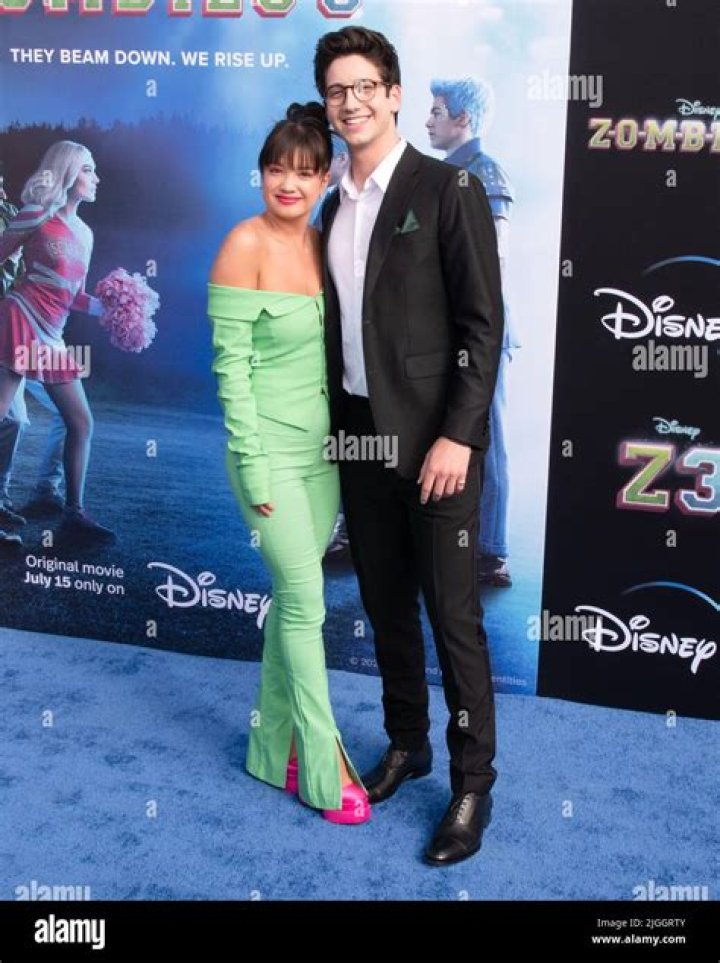 Is Peyton Elizabeth Lee Dating Milo Manheim In 2023?
