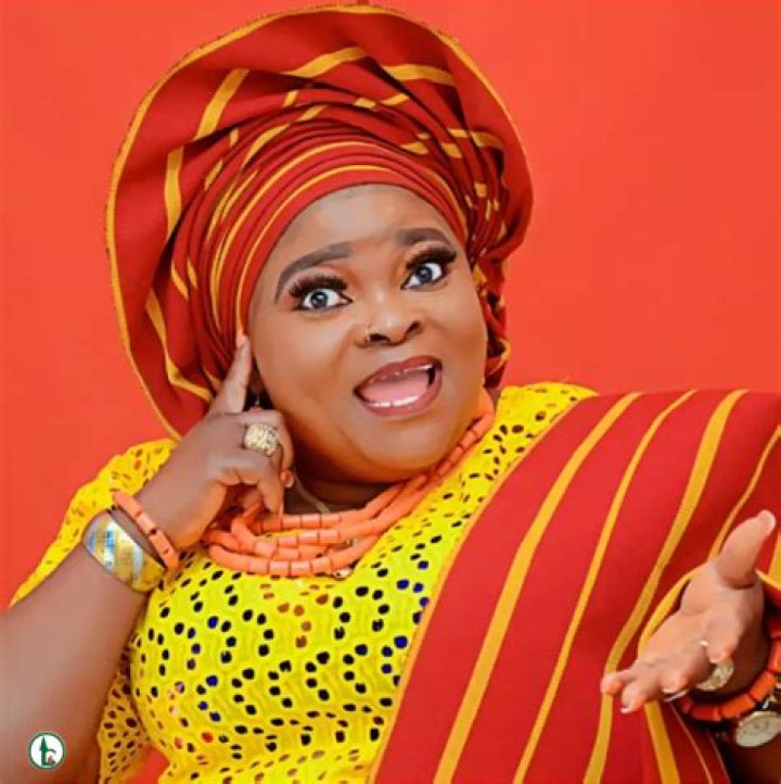 
Mama No Network, an actress, was involved in a terrible car accident. 
